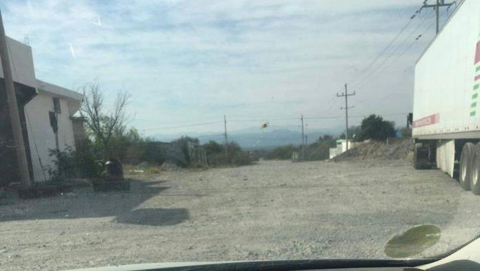 Denuncian vecinos cables expuestos