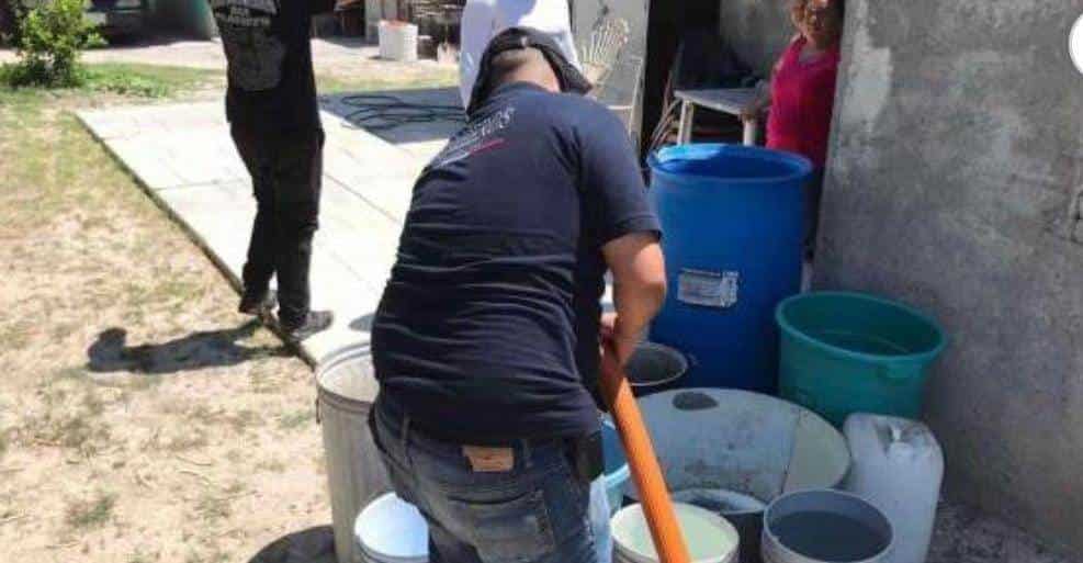 Reparten bomberos agua en las colonias