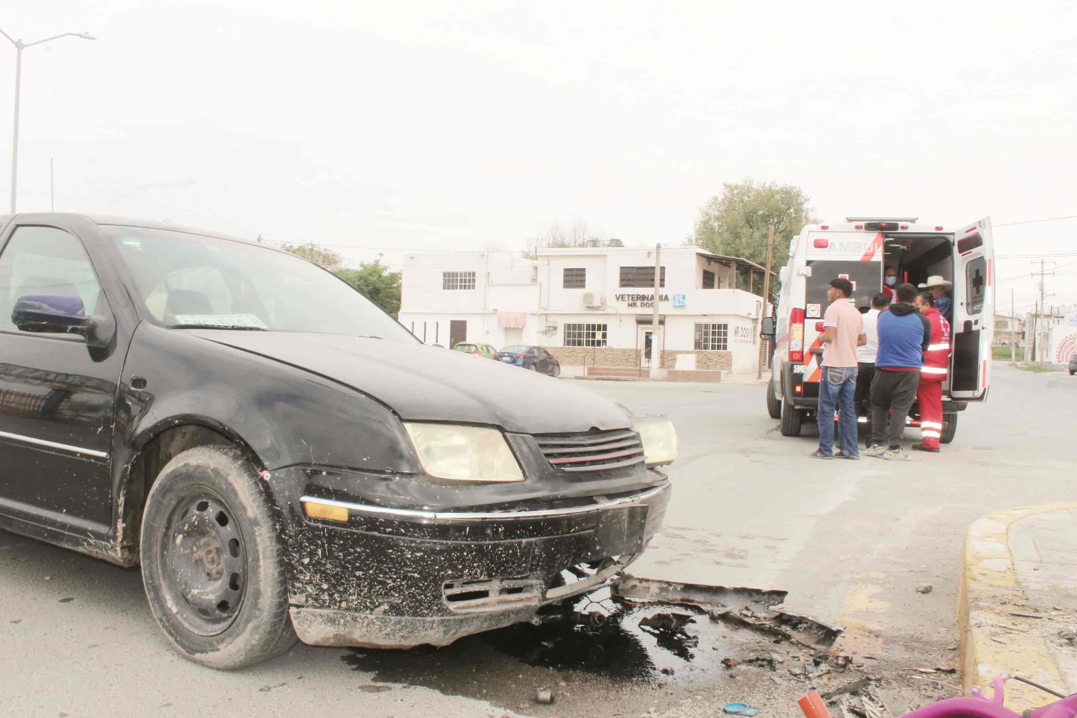 Choca con camellón para evitar tragedia: se quedó sin frenos