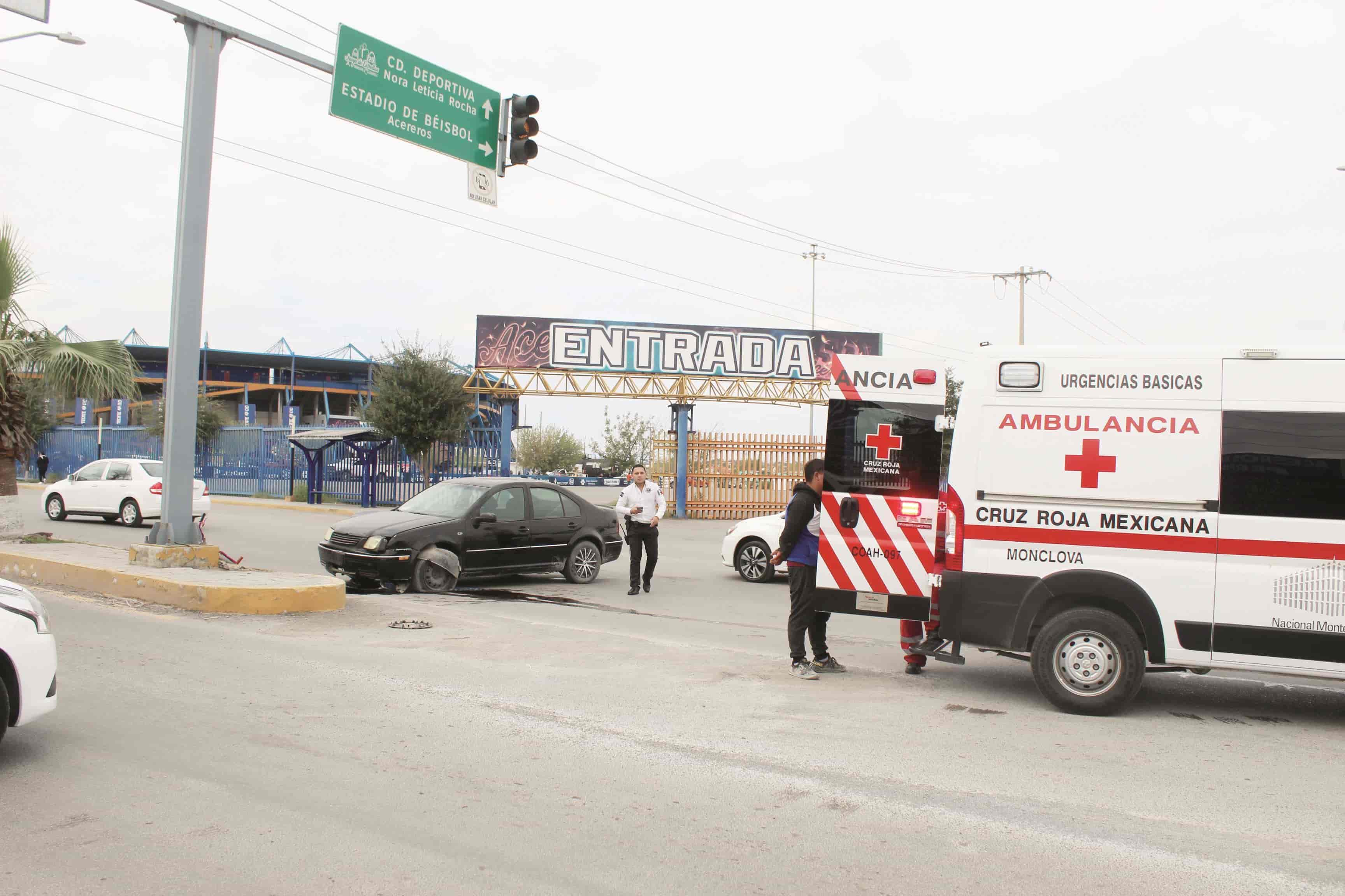 Choca con camellón para evitar tragedia: se quedó sin frenos