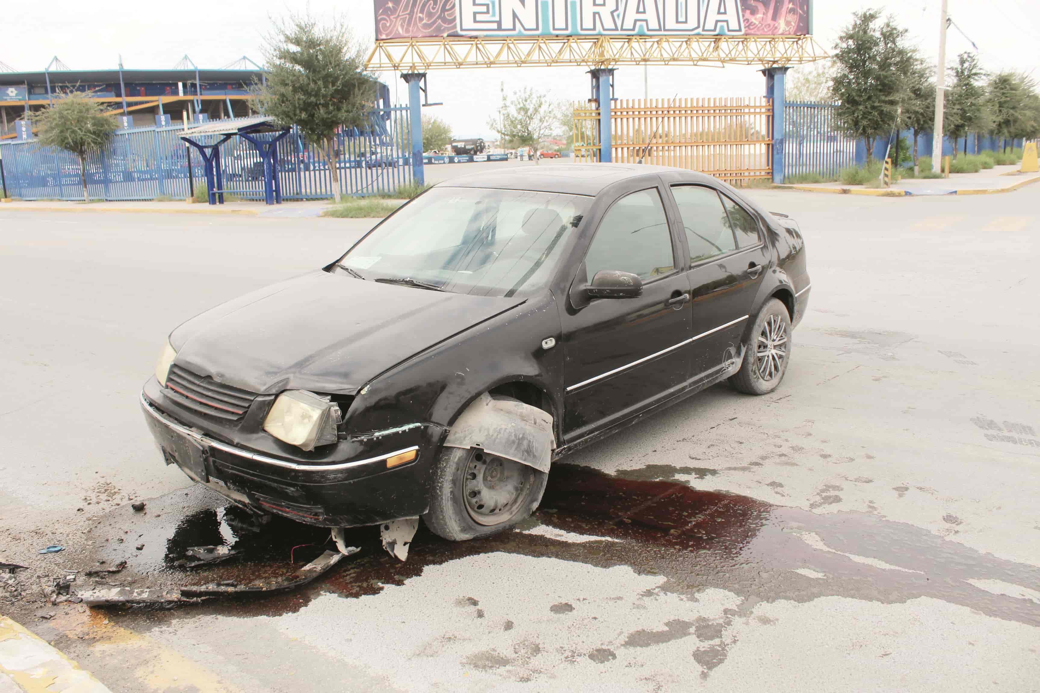 Choca con camellón para evitar tragedia: se quedó sin frenos