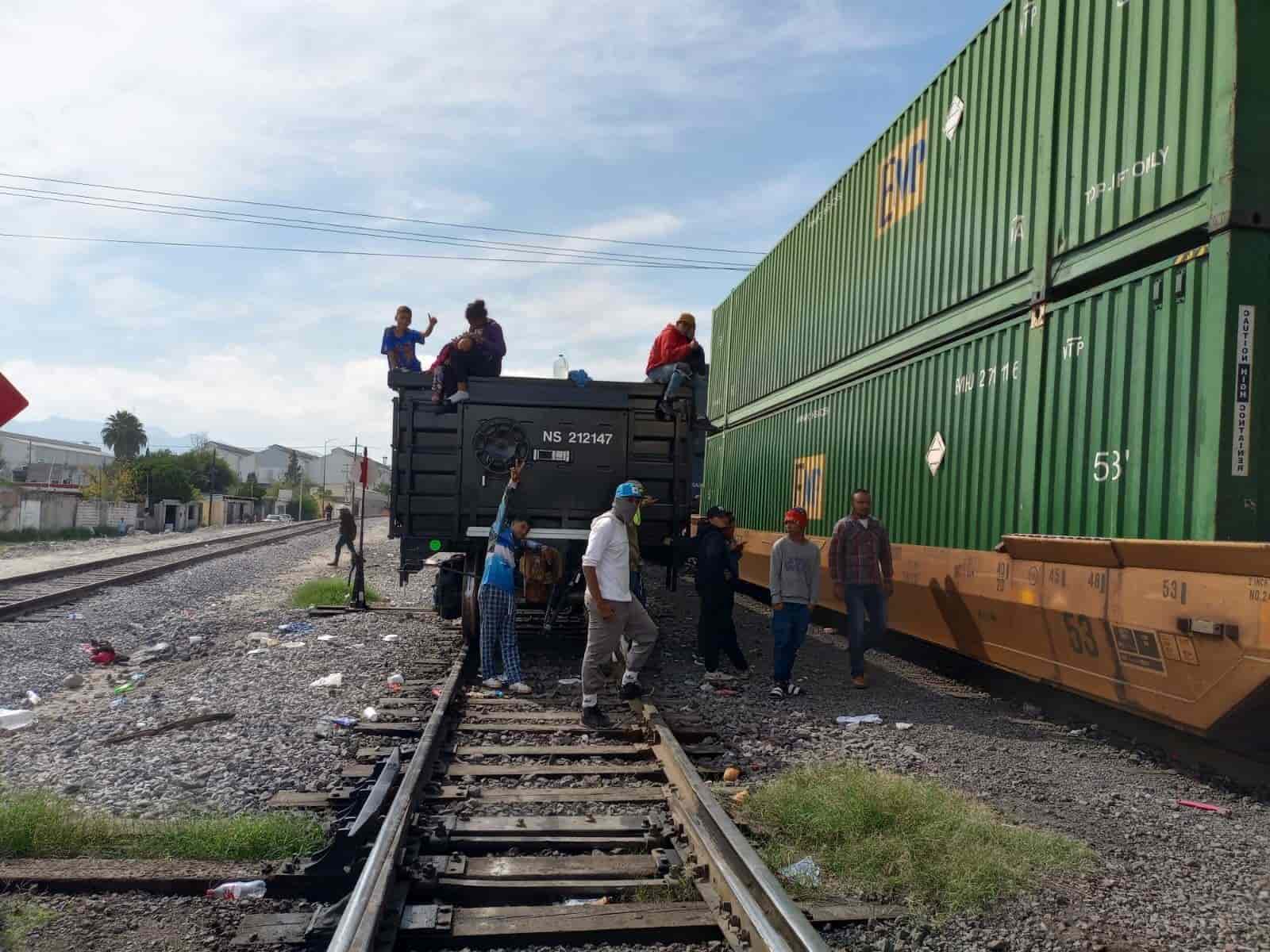 Riñen migrantes; apuñalan a uno