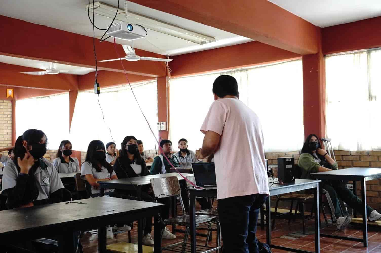 Orientan a jóvenes a prevenir violencia
