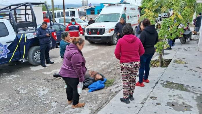 Derrapa en moto y acaba en el suelo
