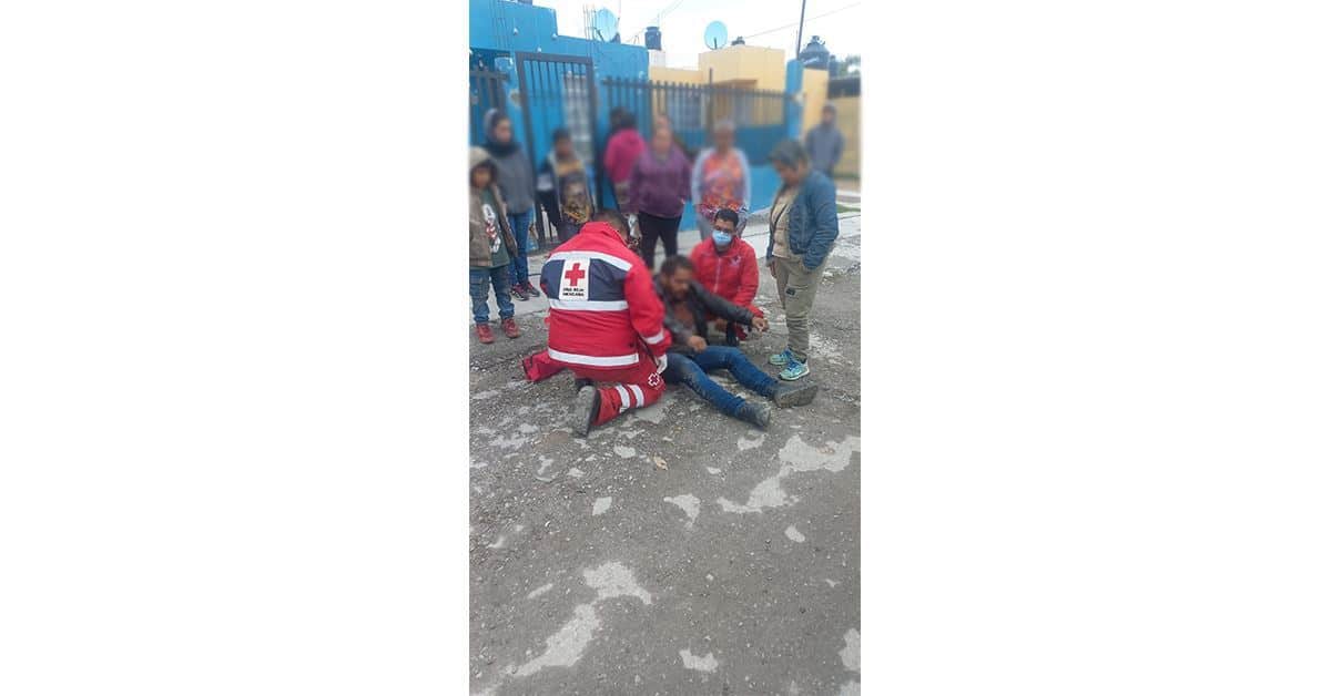 Derrapa en moto y acaba en el suelo
