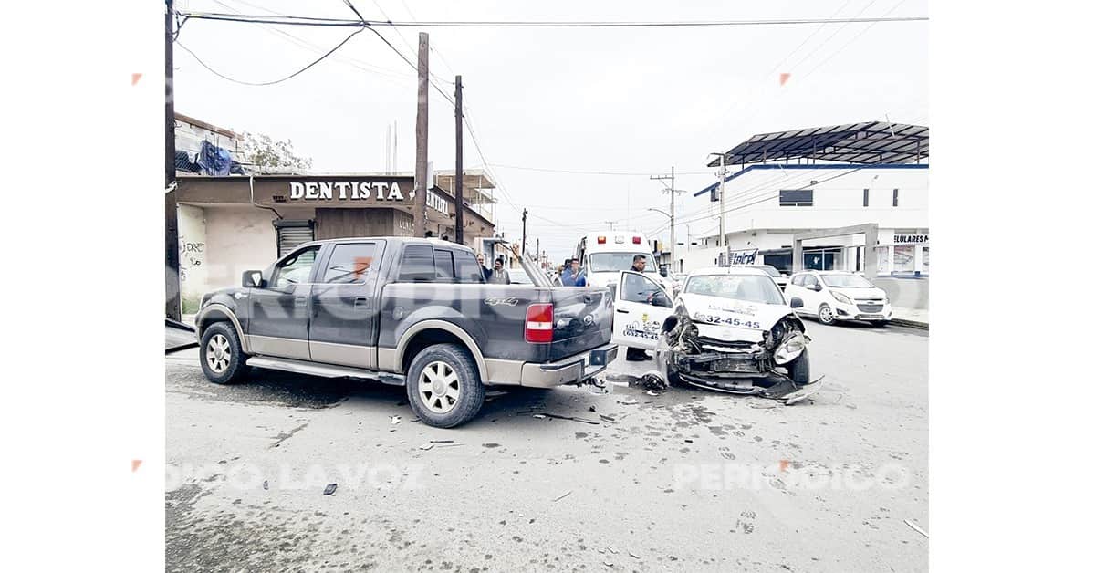 Lo choca taxista con camioneta del patrón Lo choca taxista con camioneta del patrón