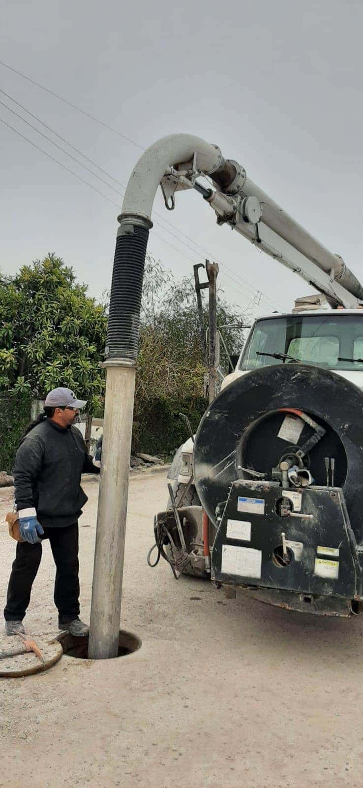 Dan mantenimiento a pozos y registros