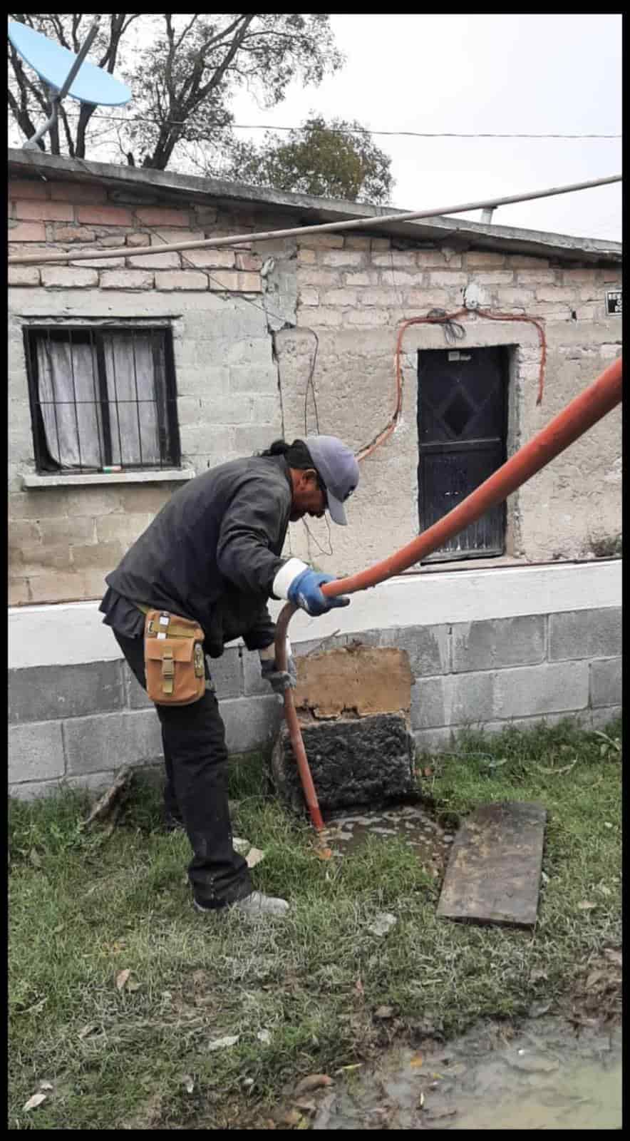 Dan mantenimiento a pozos y registros
