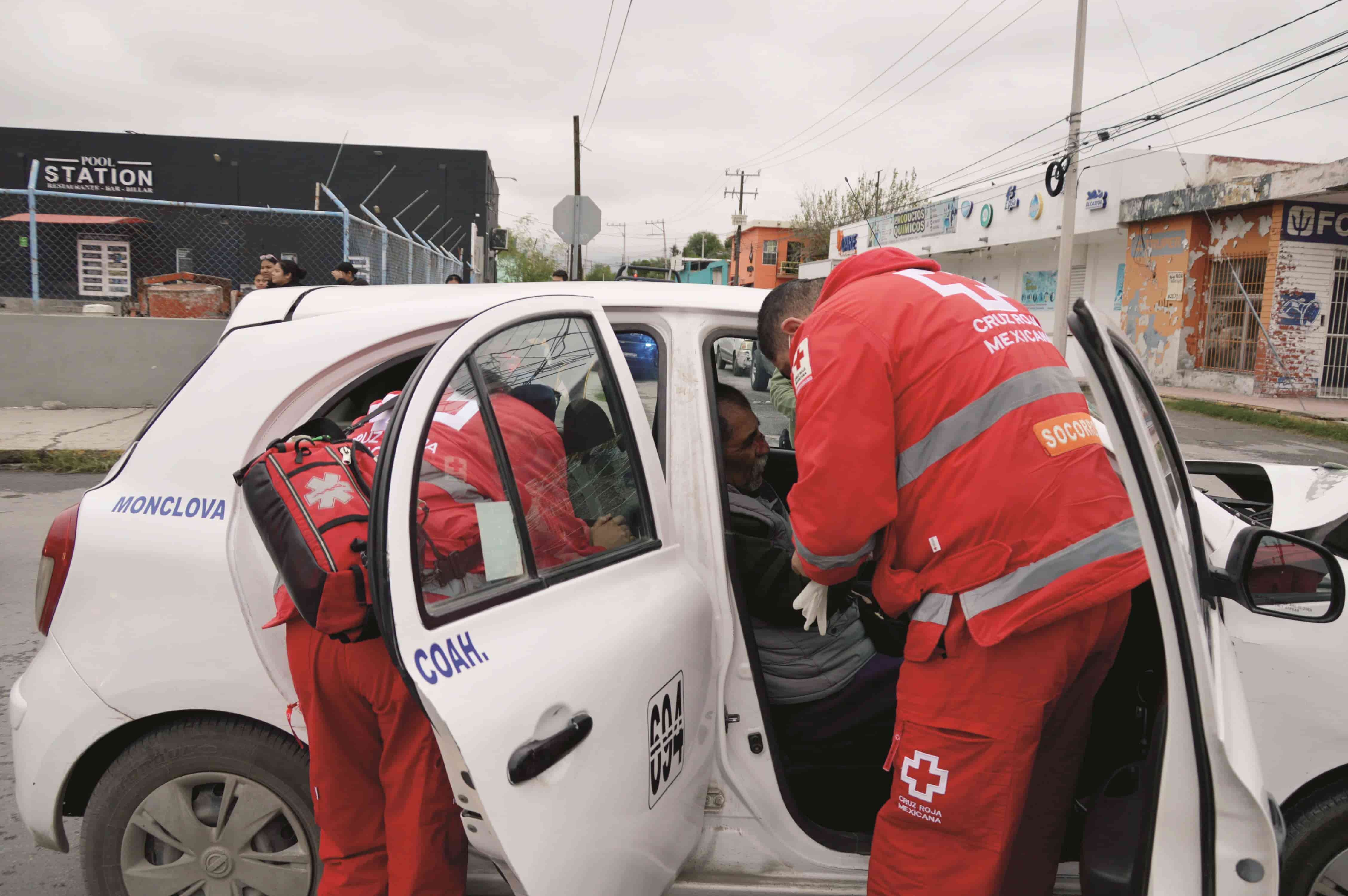 Lo choca taxista con camioneta del patrón