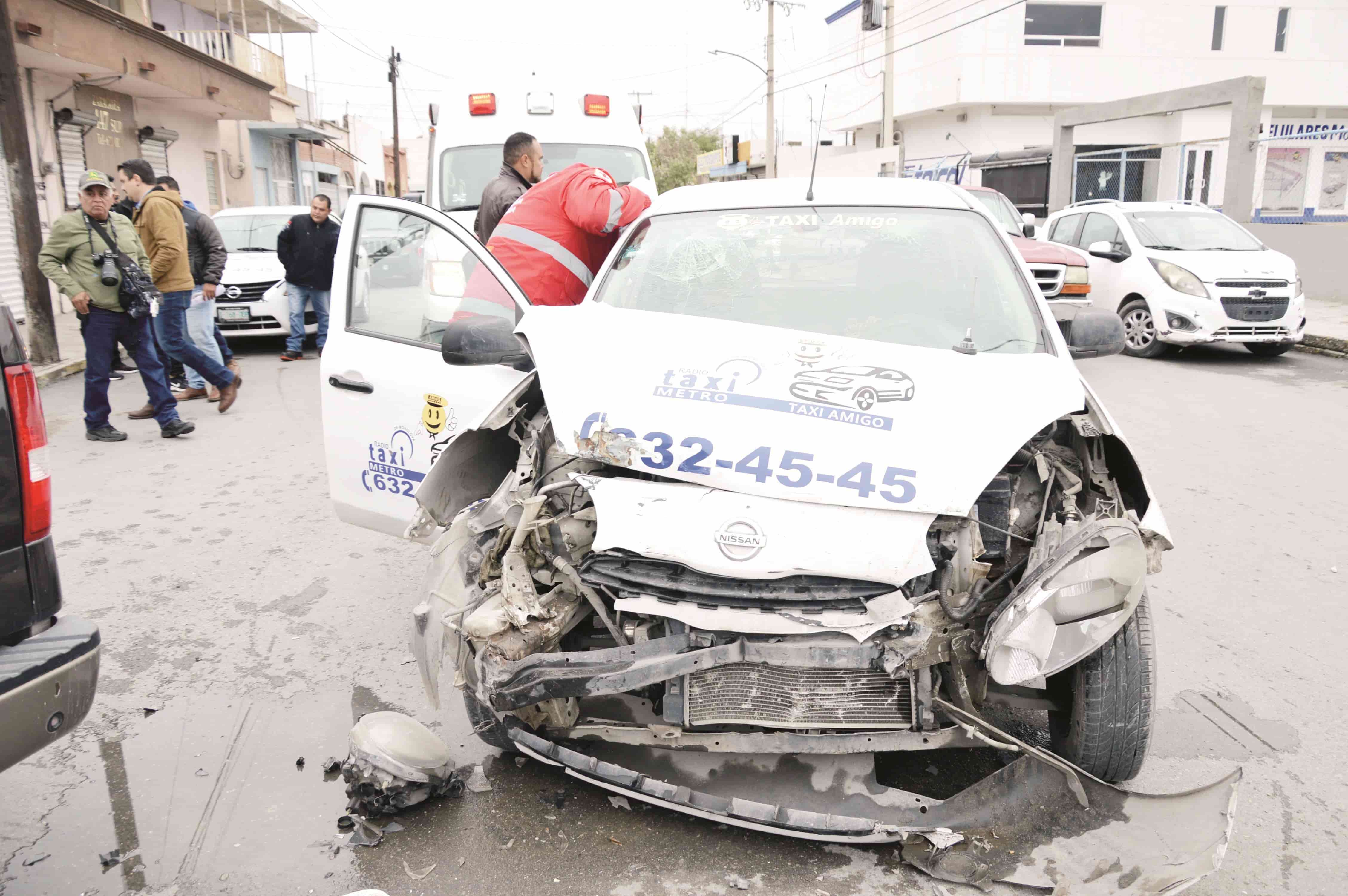 Lo choca taxista con camioneta del patrón