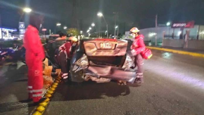 ‘Frunce’ automóvil al pegarle por detrás 
