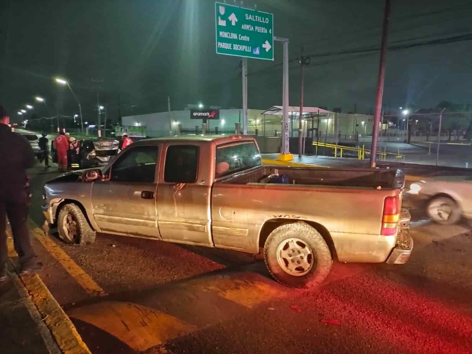 ‘Frunce’ automóvil al pegarle por detrás 