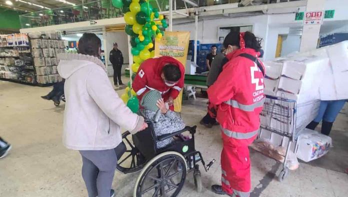 Se descompensa abuelita en frutería