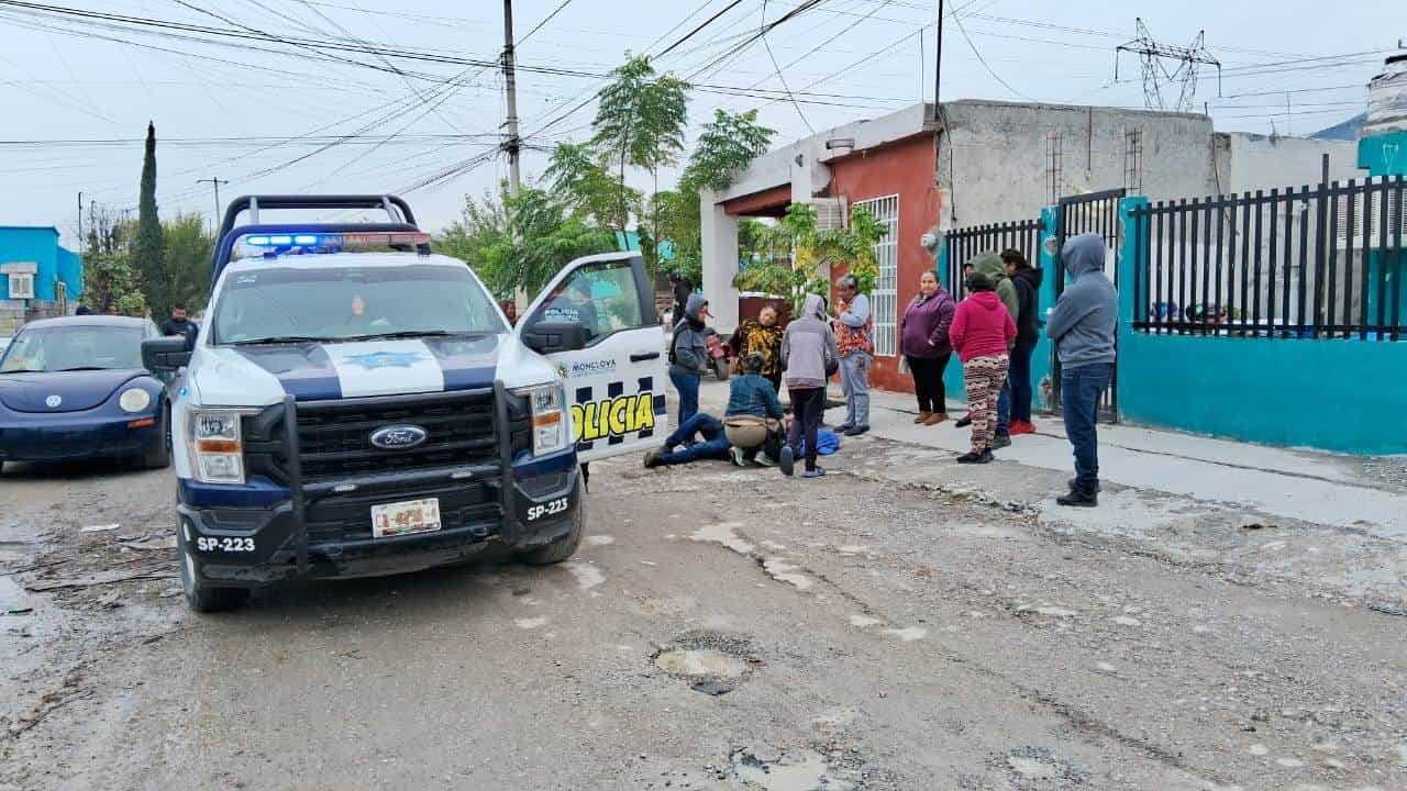 Derrapa en moto y acaba en el suelo