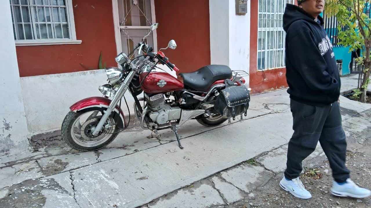 Derrapa en moto y acaba en el suelo