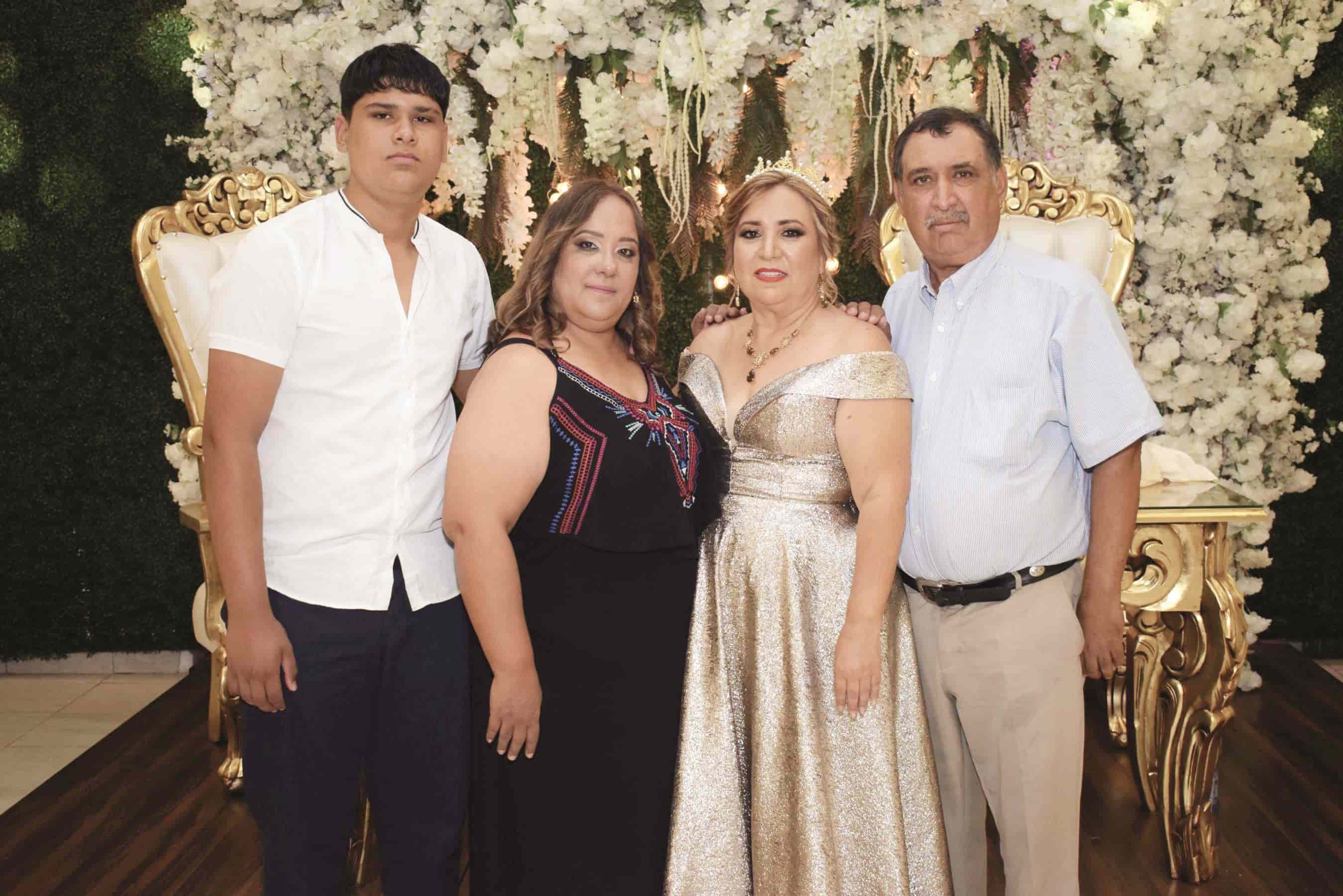 Le festejan cumpleaños Le festejan cumpleaños