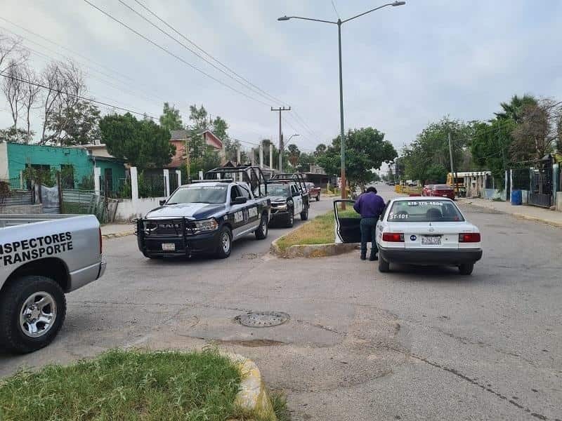 Mujer DENUNCIA A TAXISTA por hostigar e intentar BESARLA en Villas del Carmen