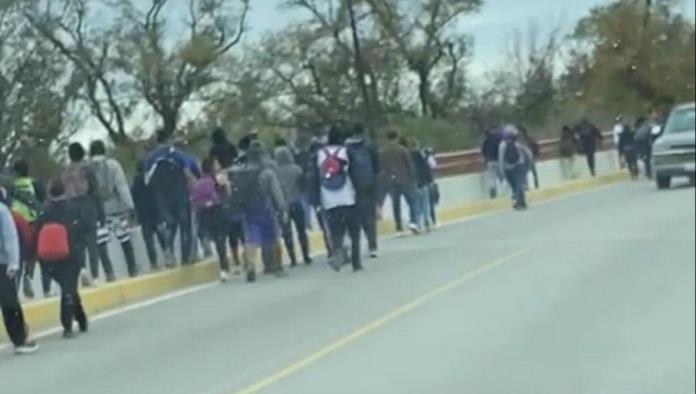 NUEVAMENTE hoy cruzaron CIENTOS de migrantes por el municipio