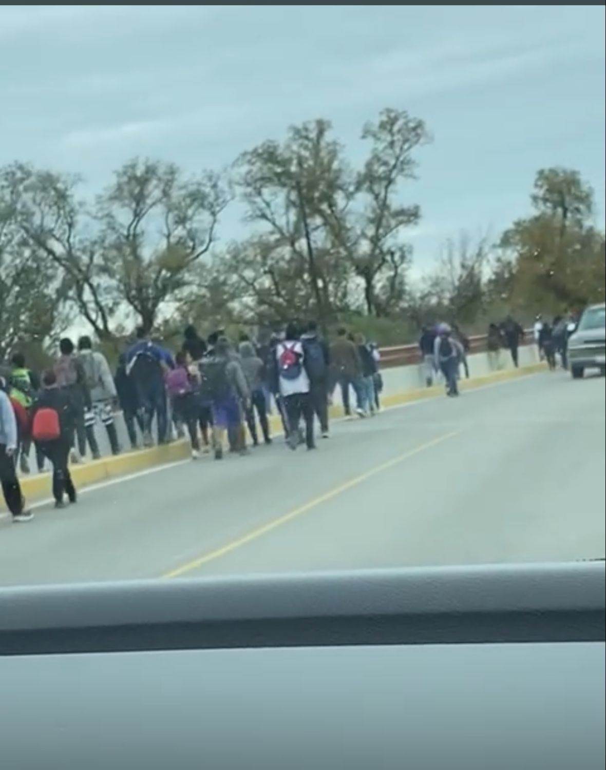 NUEVAMENTE hoy cruzaron CIENTOS de migrantes por el municipio