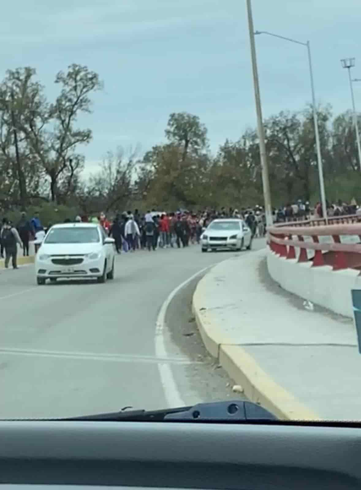 NUEVAMENTE hoy cruzaron CIENTOS de migrantes por el municipio