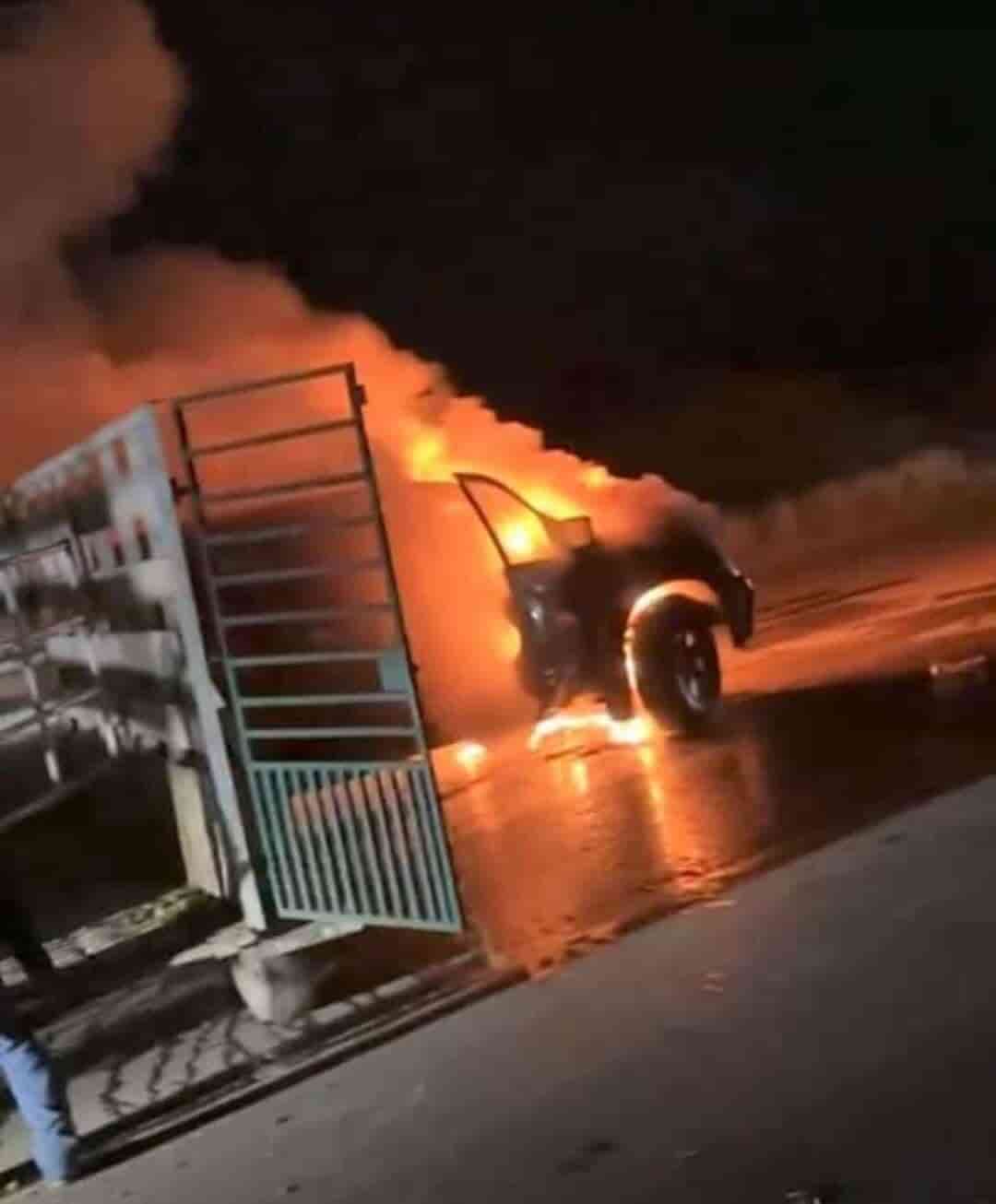 Arde camioneta no hubo lesionados Arde camioneta no hubo lesionados