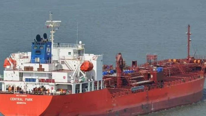Rescatan barco petrolero secuestrados por rebeldes de Yemen