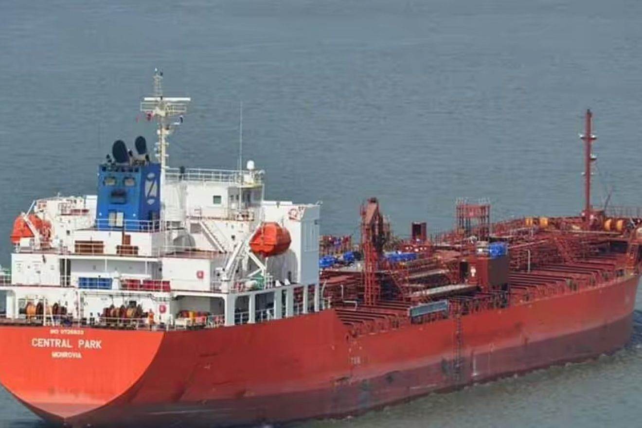 Rescatan barco petrolero secuestrados por rebeldes de Yemen