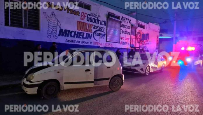 Se le atraviesa a automóvil y causa choque en la Zaragoza