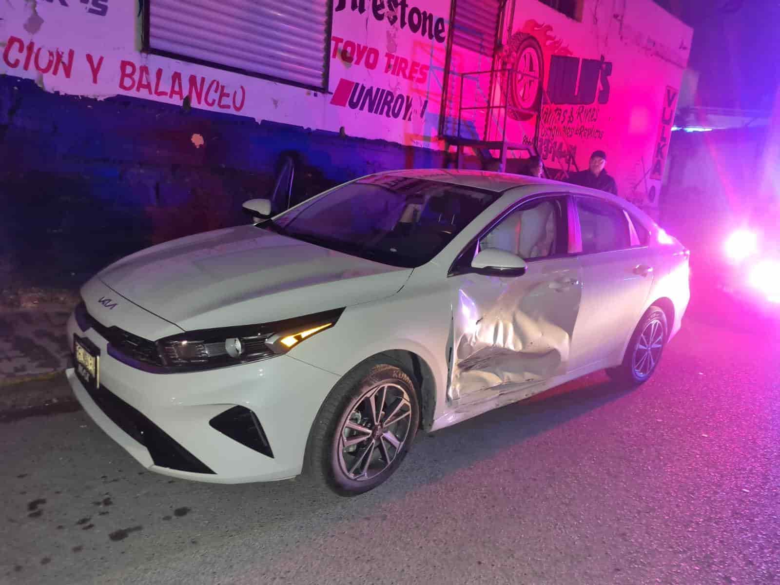 Se le atraviesa a automóvil y causa choque en la Zaragoza