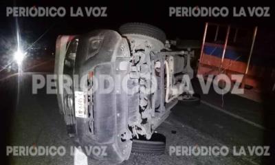 Vuelca paquetería en la carretera 57