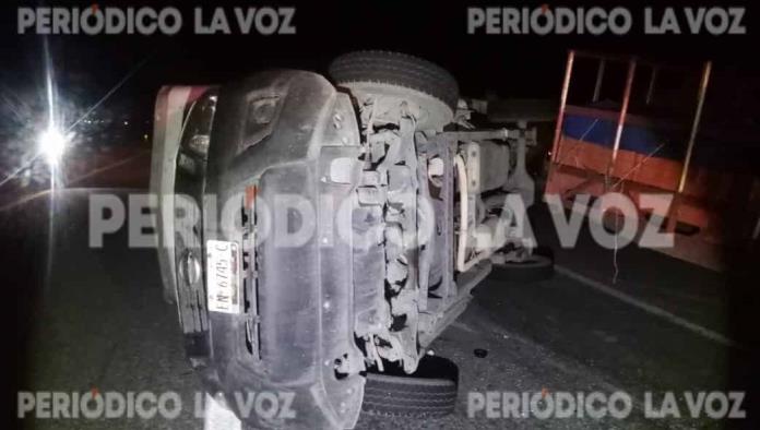 Vuelca paquetería en la carretera 57