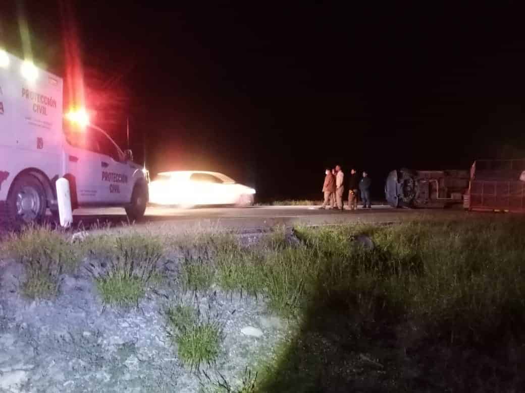 Vuelca paquetería en la carretera 57