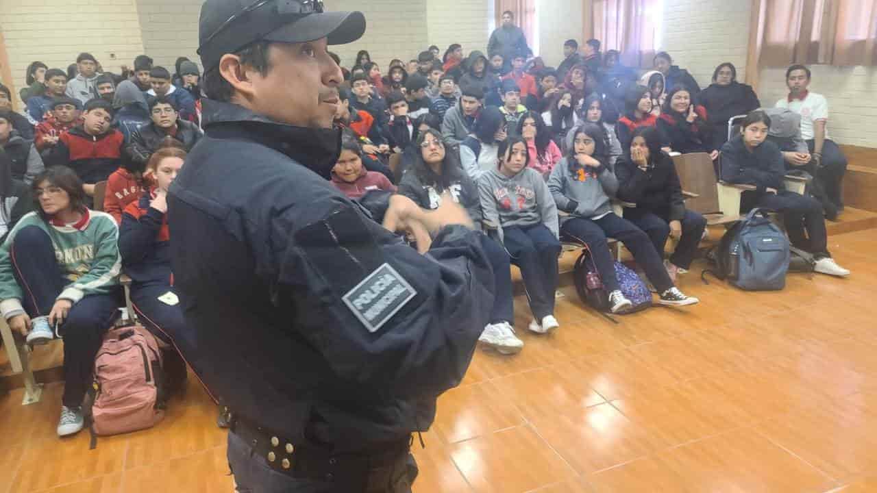 Previenen suicidio con pláticas para alumnos Previenen suicidio con pláticas para alumnos