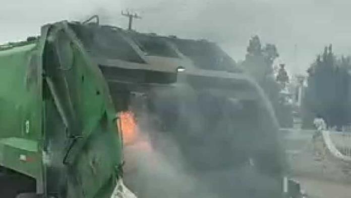Arde basura en el camión