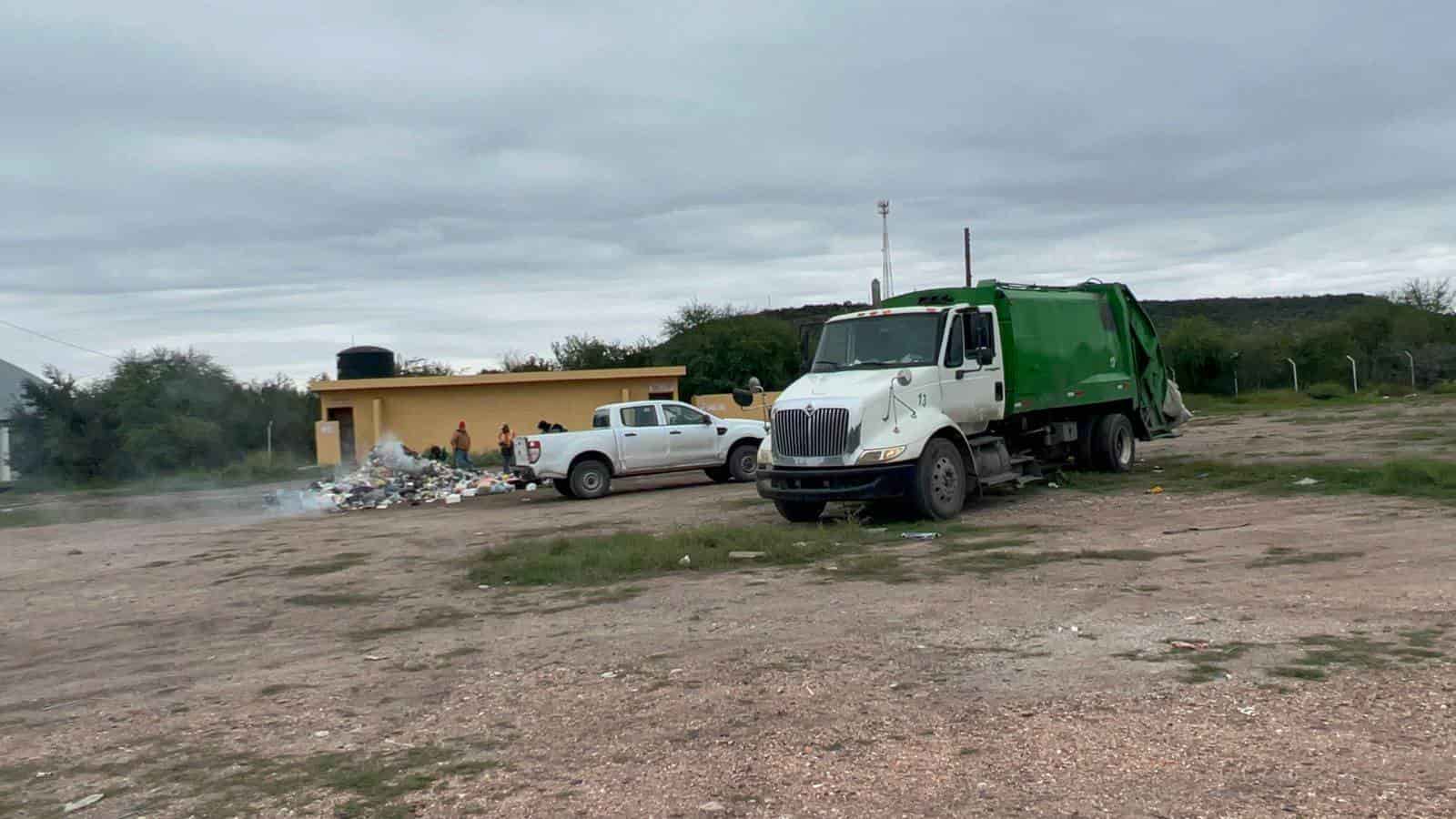 Arde basura en el camión