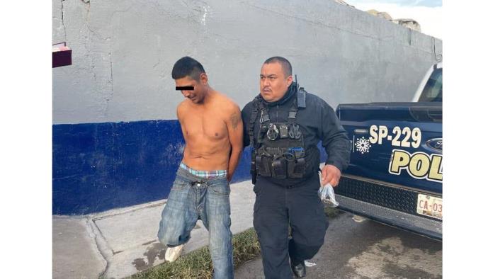 Quiebra Chano vidrio de patrulla de una pedrada