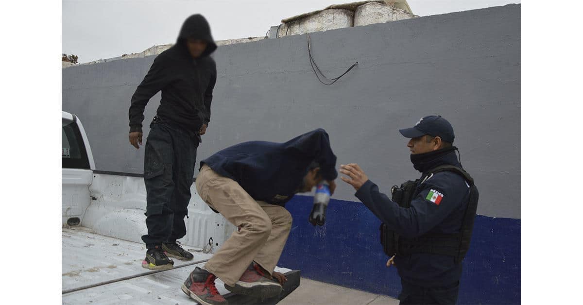 Roban menores golosinas de tienda de conveniencia