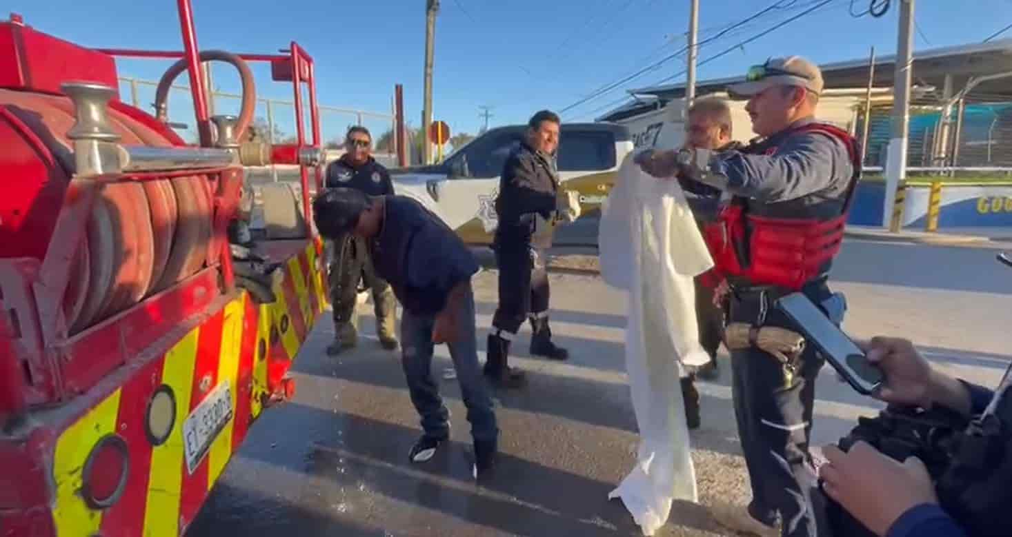 Se baña en gasolina