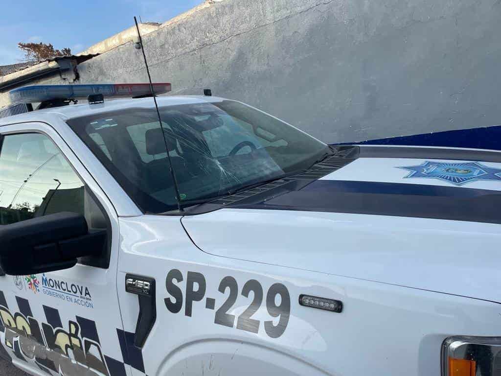 Quiebra Chano vidrio de patrulla de una pedrada