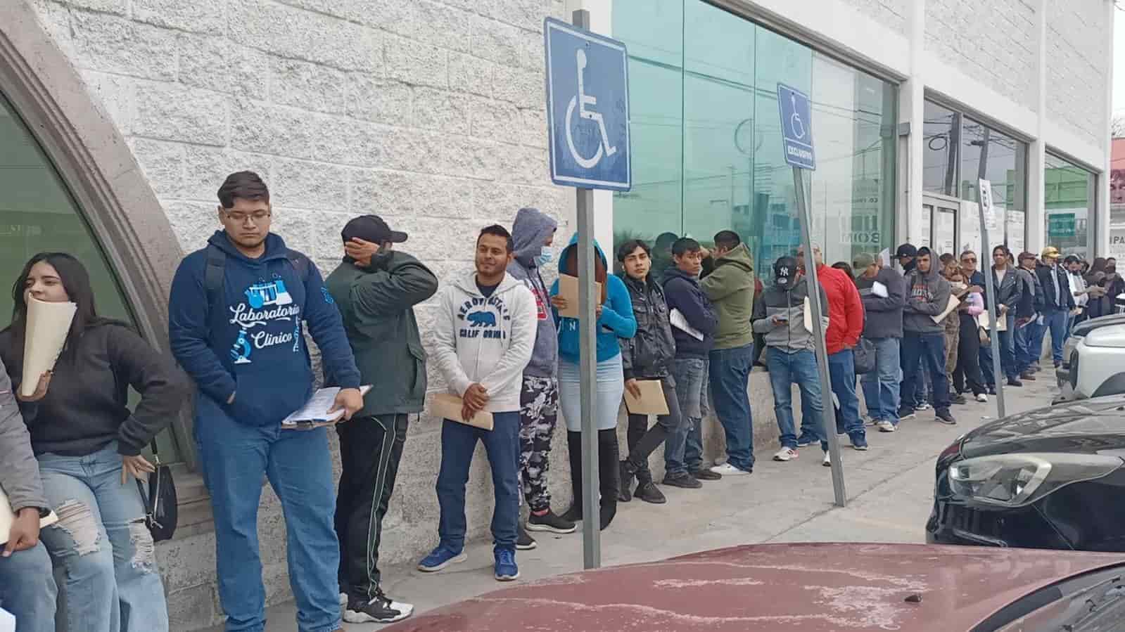 Acuden cientos a jornada de contratación Acuden cientos a jornada de contratación