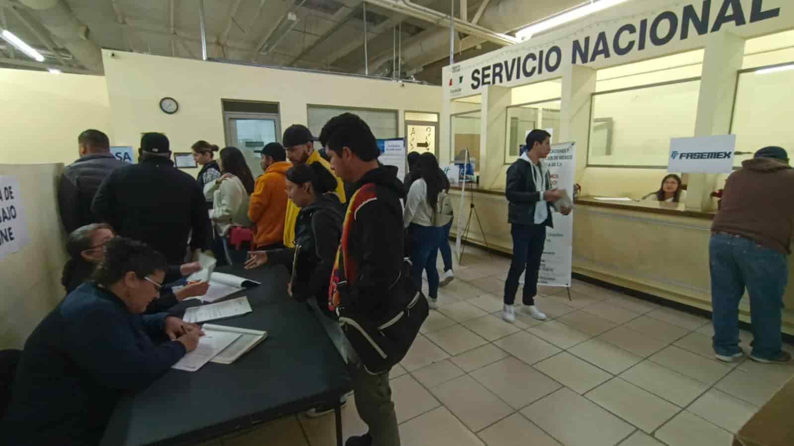 Acuden cientos a jornada de contratación