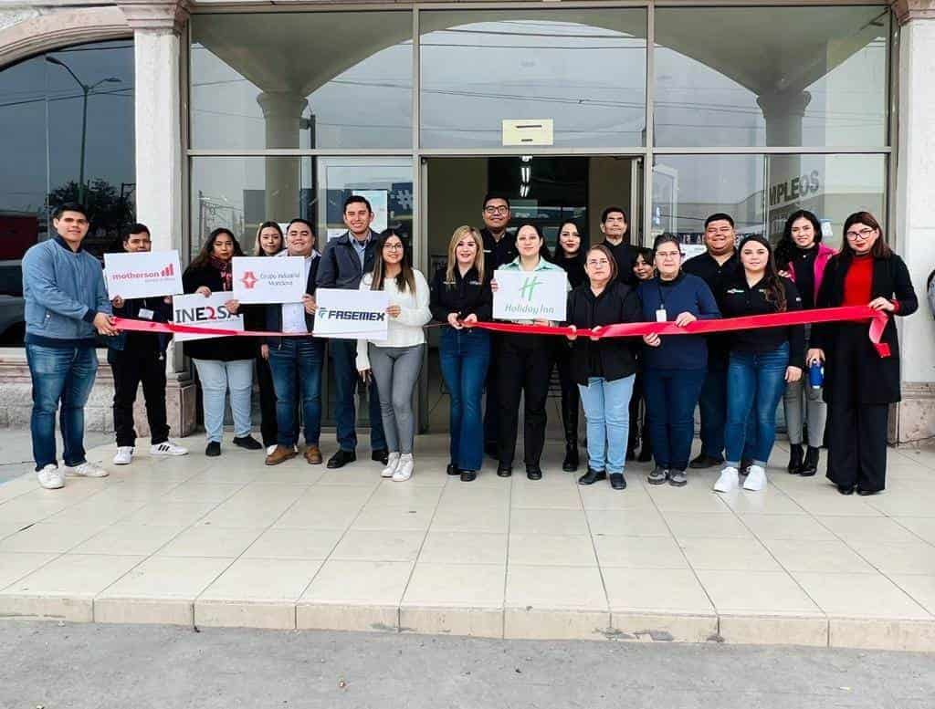 Acuden cientos a jornada de contratación
