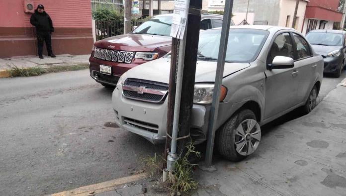 Arrasa con dos autos estáticos