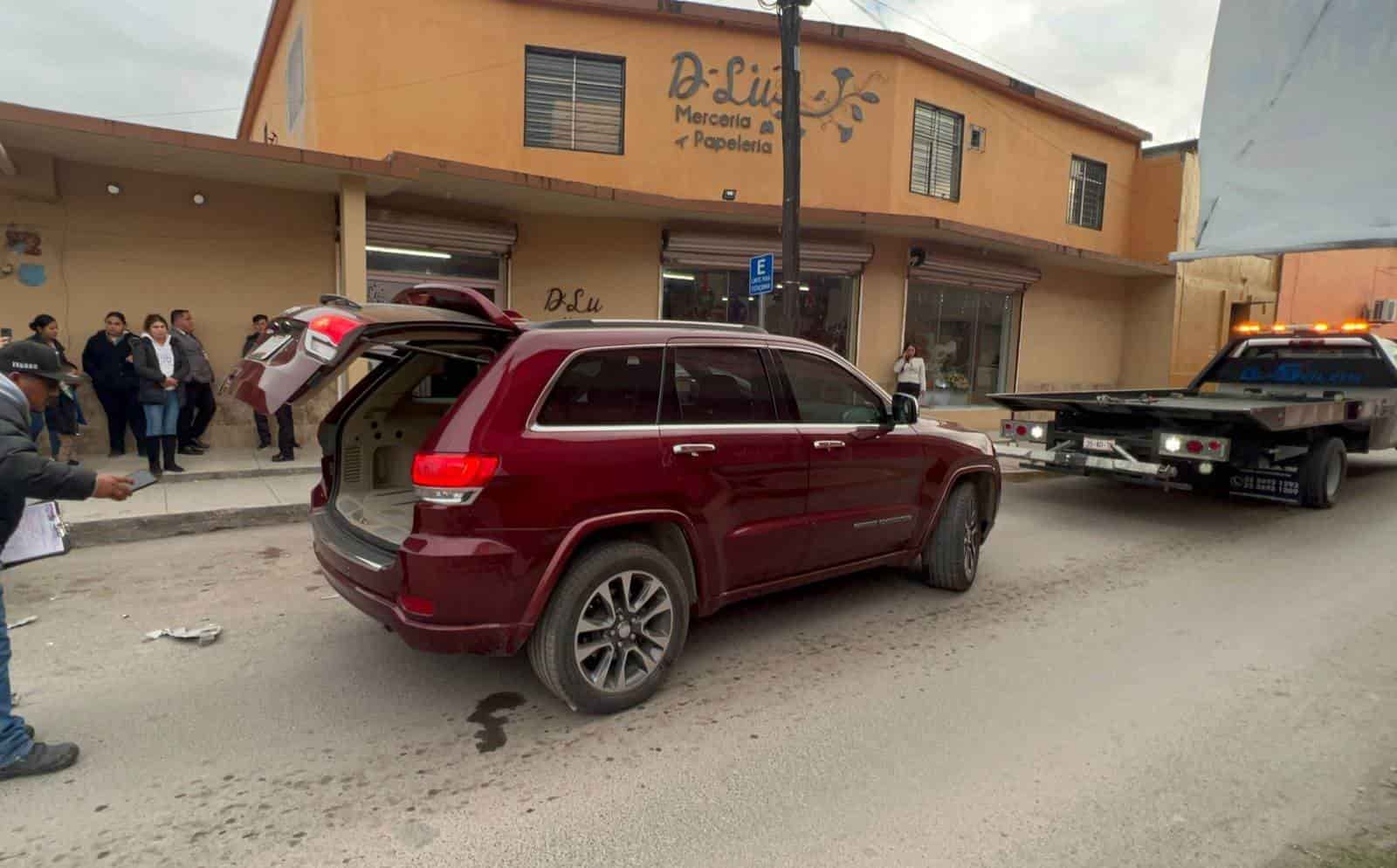 Arrasa con dos autos estáticos