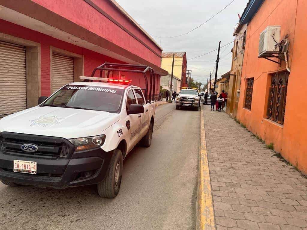 Arrasa con dos autos estáticos
