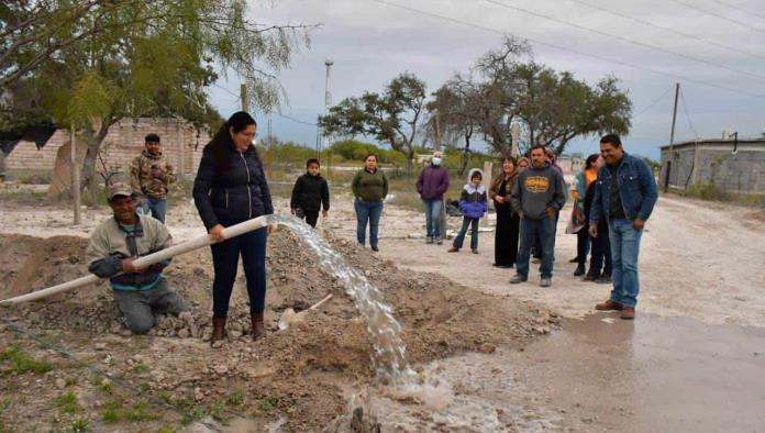 Entregan red de agua potable en El Encino 2