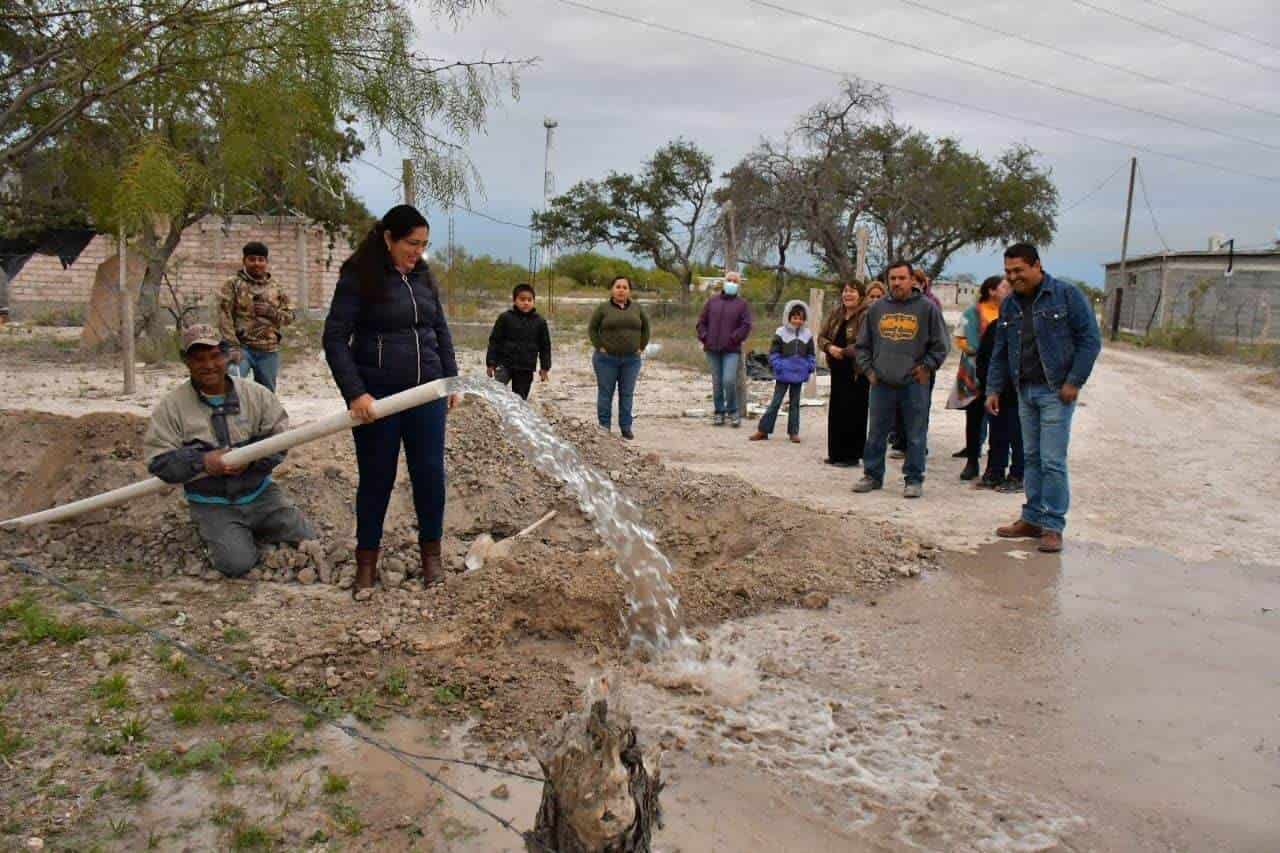 Entregan red de agua potable en El Encino 2