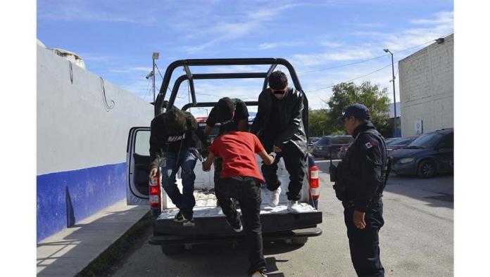 Encuentran a jóvenes echándose un churro