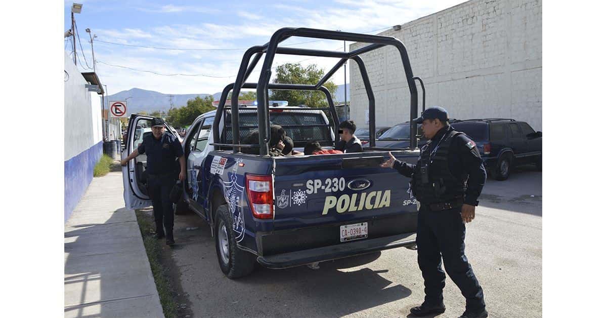 Encuentran a jóvenes echándose un churro