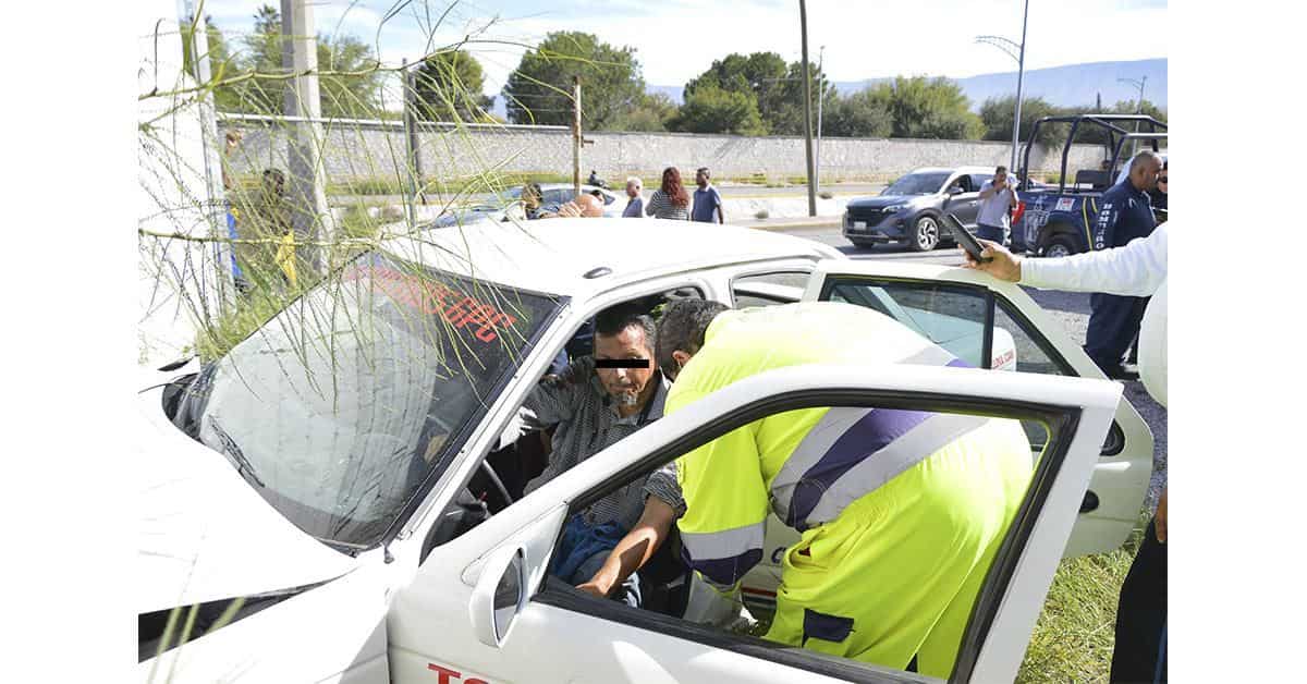 ‘Rebota’ taxi contra pared; terminan viaje en el hospital